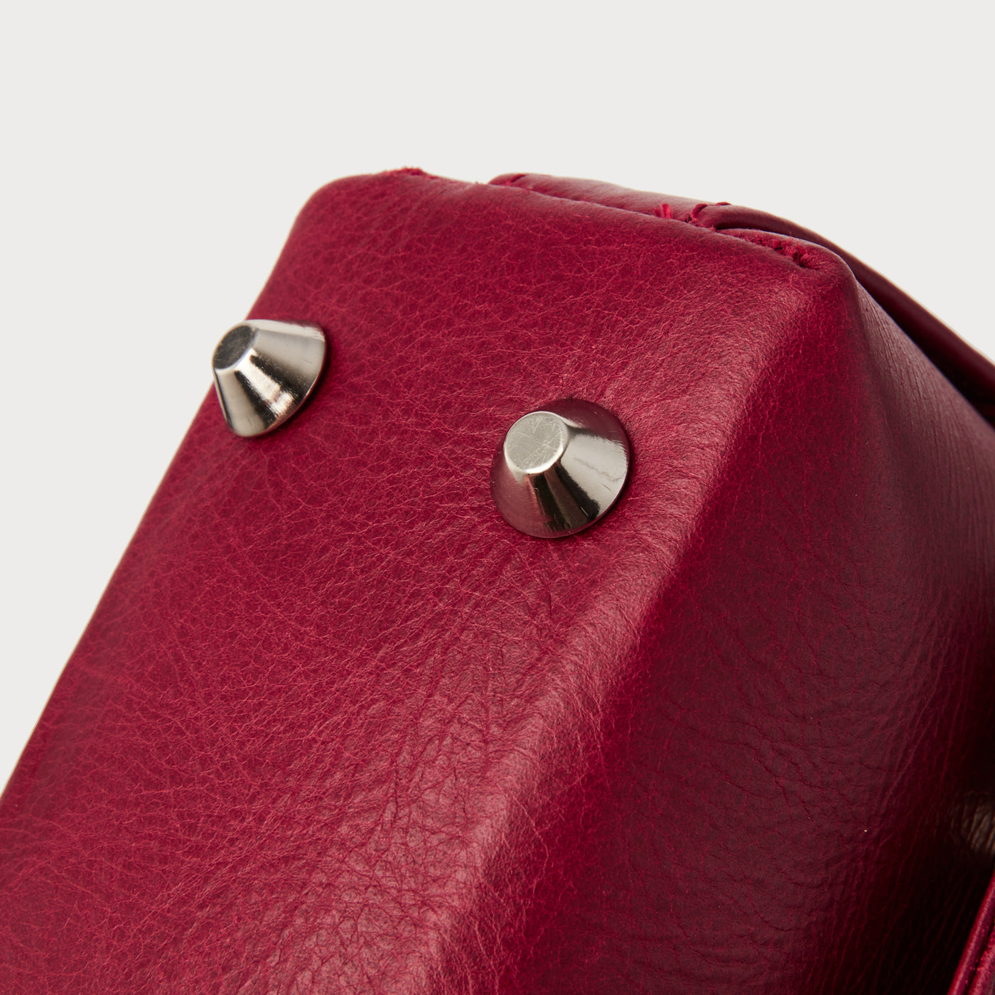 Flap closure. Inner pocket. Italian hardware.