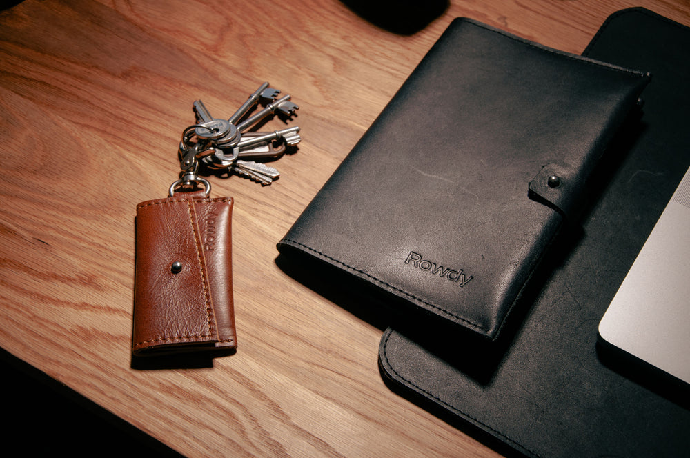 ROWDY corporate leather wallet and key holder with keys